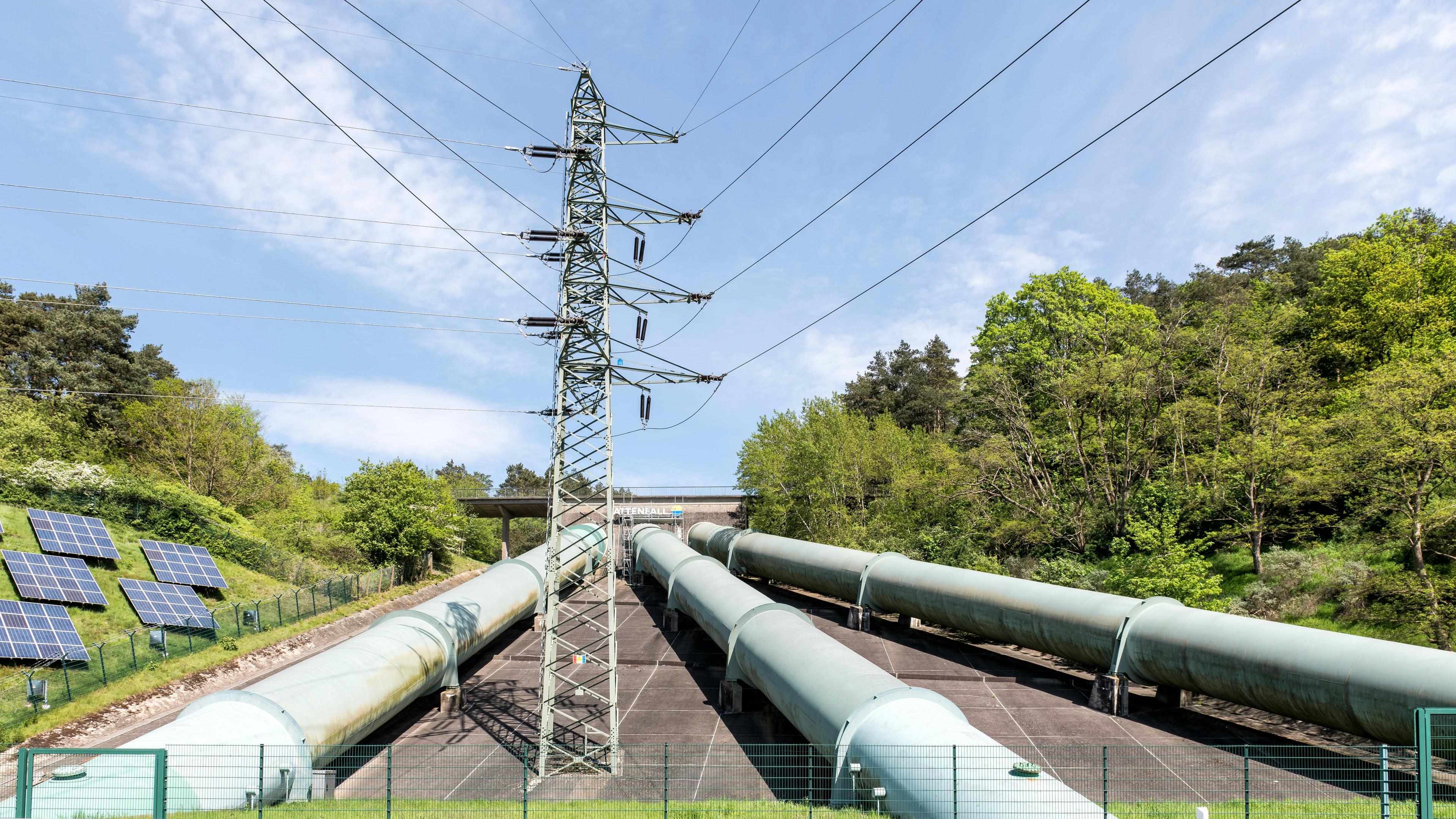 Pipeline infrastructure with power transmission lines